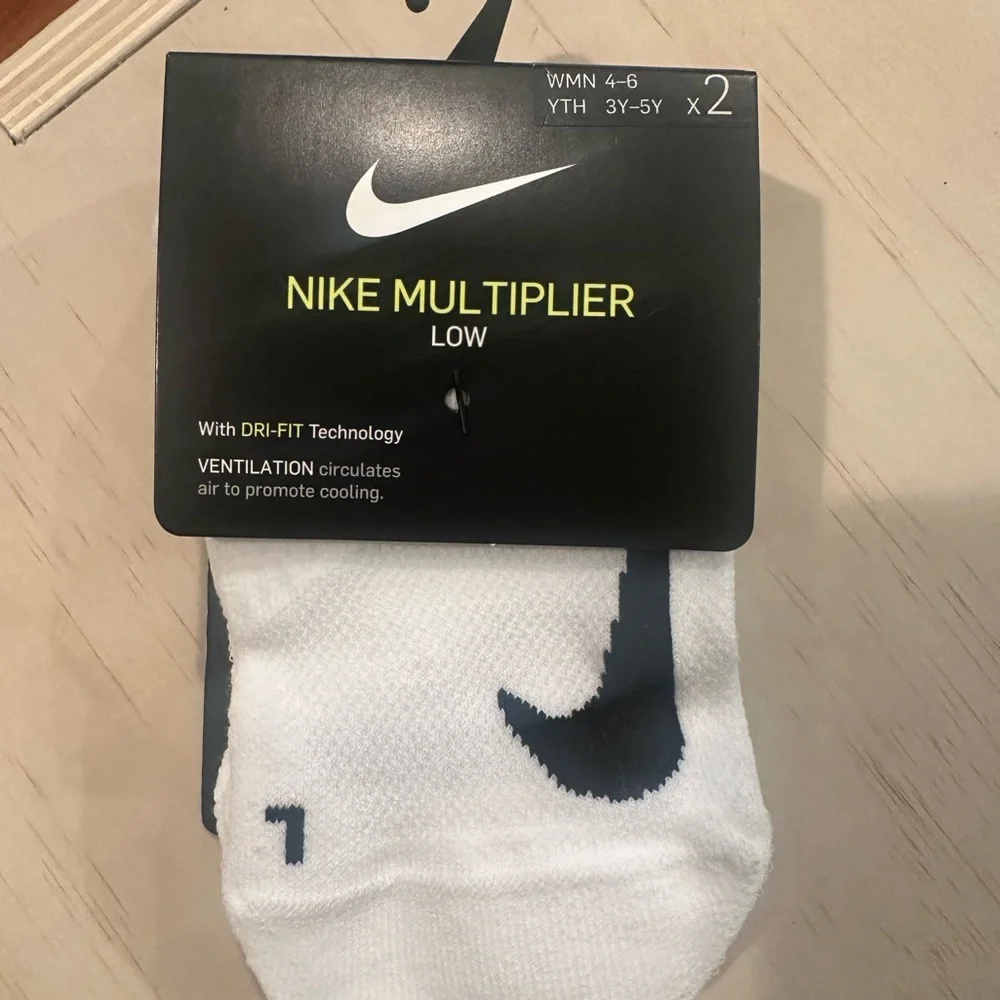 Nike Women's Multiplier (2 Pairs) Low Golf Quarter Socks Small 4-6 - Picture 1 of 1